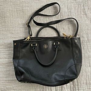 Tory Burch crossbody bag w/gold colored hardware.